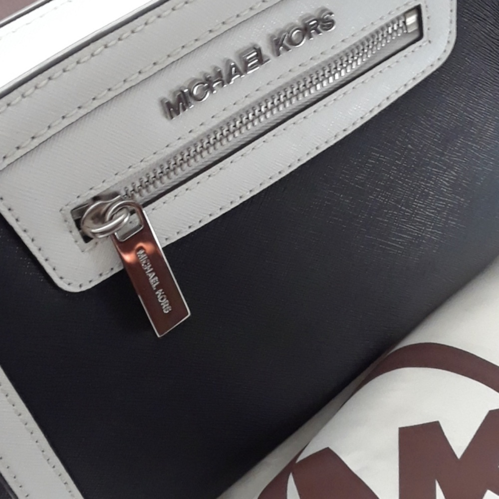 New Michael Kors Crossbody - Picture 3 of 8